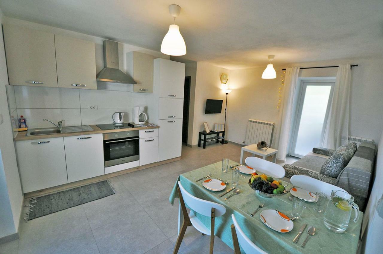 Apartment Dva Oriha Funtana Exterior foto